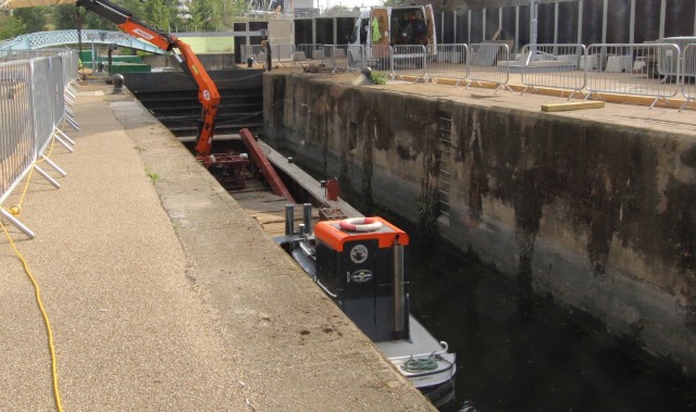 The floating crane inside the lock